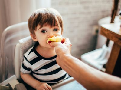 מעבר מאוכל טחון למרקמים: המדריך המלא להורים טריים