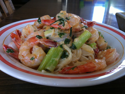 פסטה עם שרימפס שום ובצל ירוק